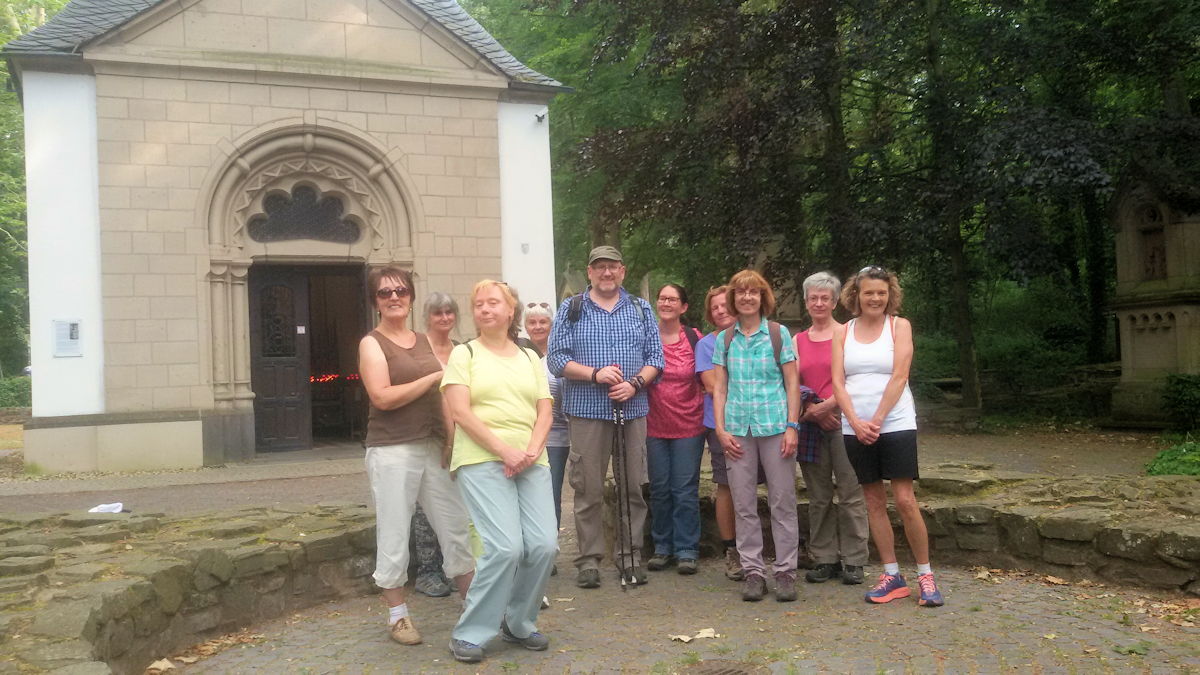 Gruppenbild an der Rheinbacher Waldkapelle